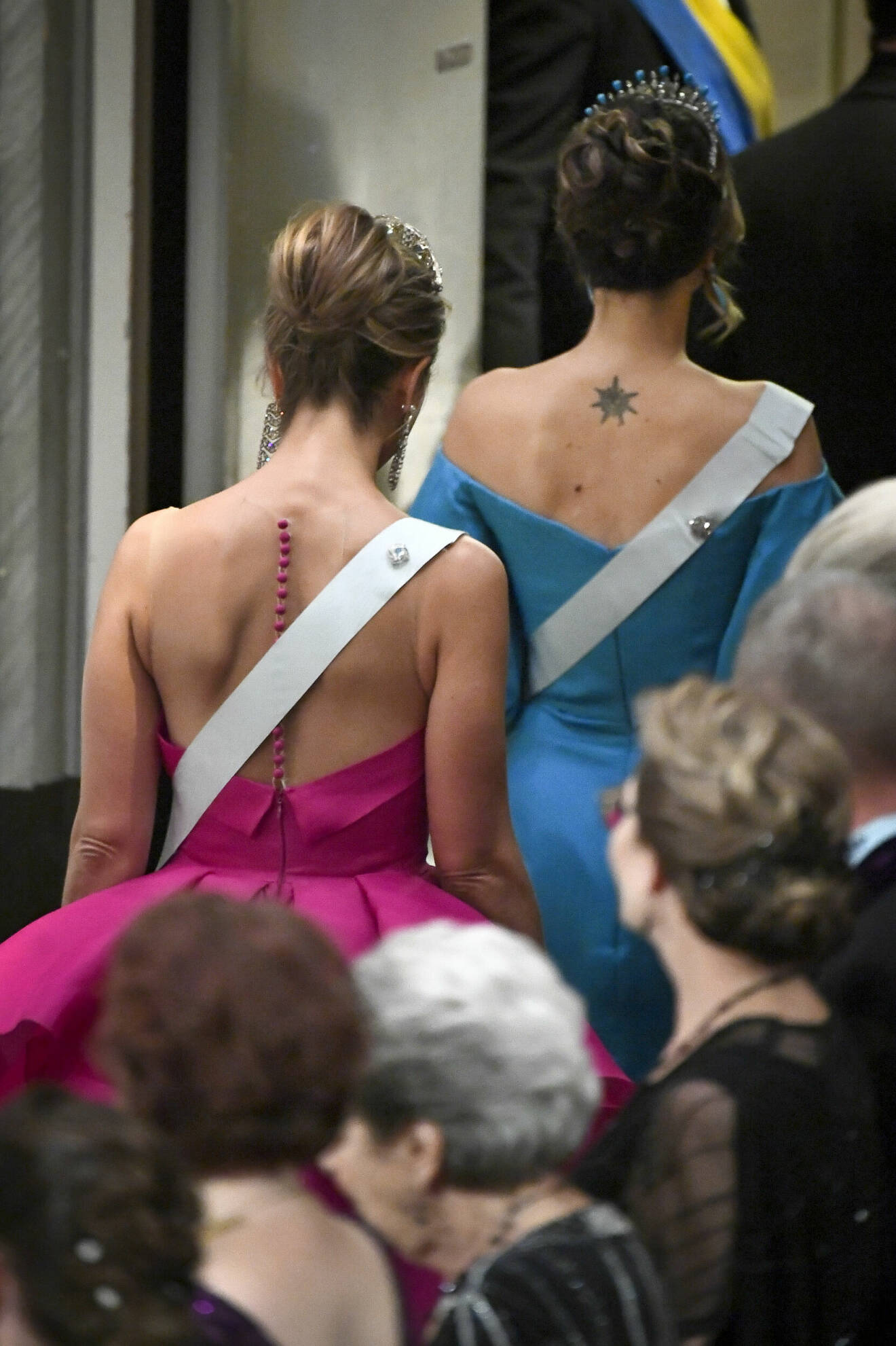 Prinsessan Sofia – med tatuering – och prinsessan Madeleine på Nobelfesten