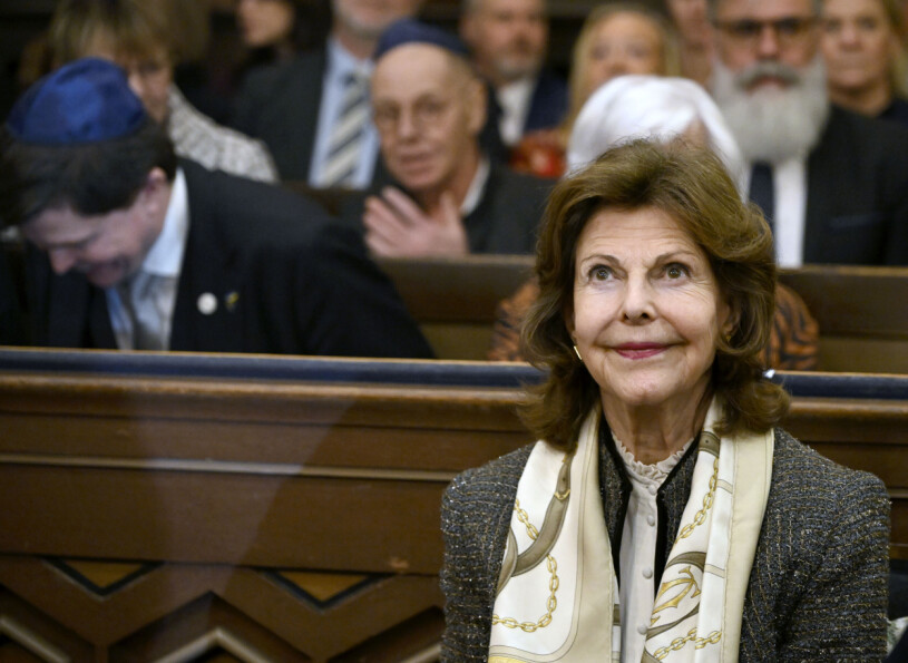 Drottning Silvia i Stockholms stora synagoga. Drottning Silvia vid Judiska församlingens minneshögtid 2023 i Stockholms stora synagoga