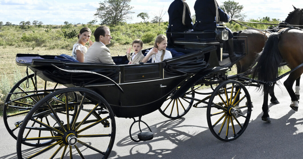 Victoria och prins Daniel med barnen prinsessan Estelle och prins Oscar åker kortege från Sollidens slott genom Borgholm till Borgholms slottsruin i samband med firandet av kronprinsessan Victorias födelsedag. Kronprinsessan Victoria, prins Daniel, prins Oscar och prinsessan Estelle