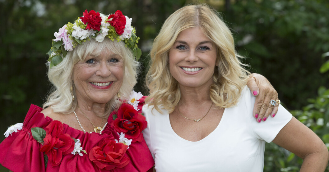 Christina Schollin säger att hon kommer forslas hem till dottern Pernilla Wahlgren och fira jul. Christina Schollin och Pernilla Wahlgren