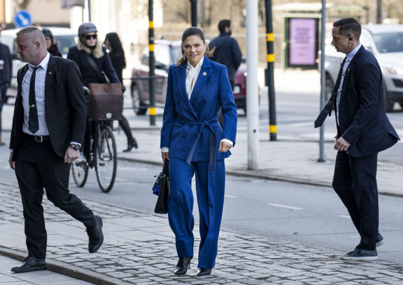 Victoria vid lunchtid i går, mitt i Stockholmsvimlet. Kronprinsessan Victoria i blå kostym från Rodebjer