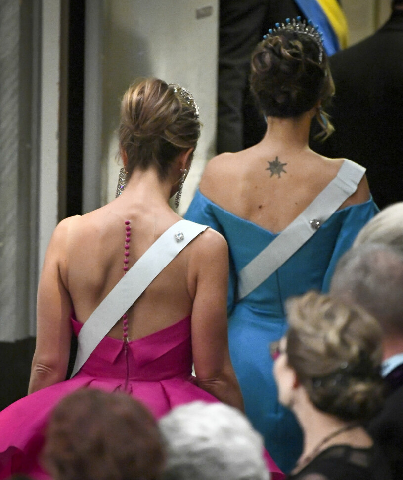 På Nobelfesten 2019. Prinsessan Sofia i turkos och prinsessan Madeleine i rosa. Prinsessan Sofia tatuering i nacken på ryggen