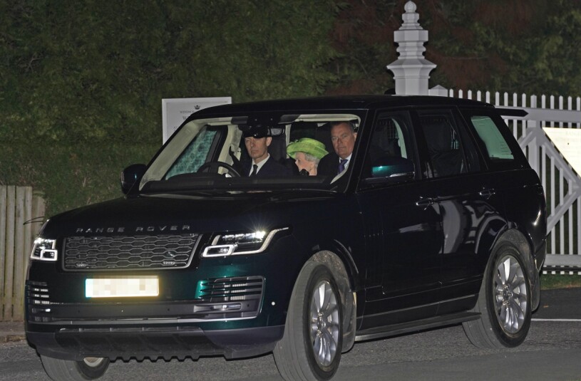 Drottning Elizabeth anländer till barnbarnsbarnens dop på Windsor