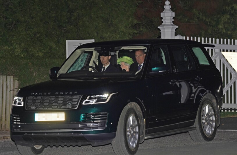 Drottning Elizabeth på väg till kyrkan. Drottning Elizabeth anländer till barnbarnsbarnens dop på Windsor