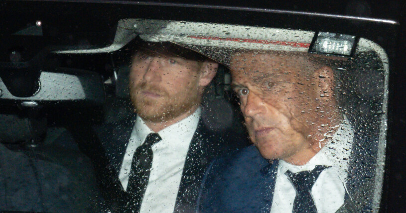 Prins Harry anländer till Balmoral efter nyheten om att drottning Elizabeth dött. Prins Harry