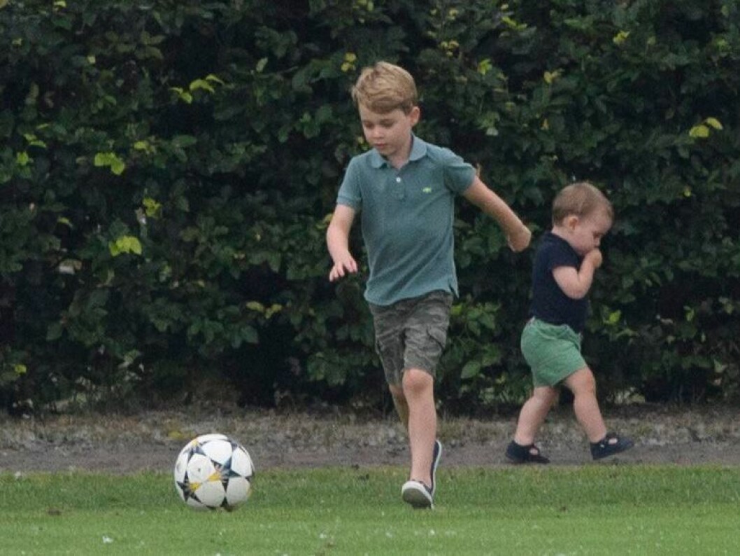Prins George spelade fotboll under familjeutflykten i början av juli. Prins George spelade fotboll under familjeutflykten i början av juli.