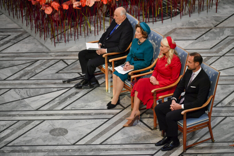 Rött är verkligen kronprinsessans färg! Kung Harald V av Norge, drottning Sonja av Norge, kronprinsessan Mette-Marit av Norge och kronprins Haakon av Norge applåderar under utdelningen av Nobels fredspris 2022 i rådhuset i Oslo, Norge, den 10 december 2022.