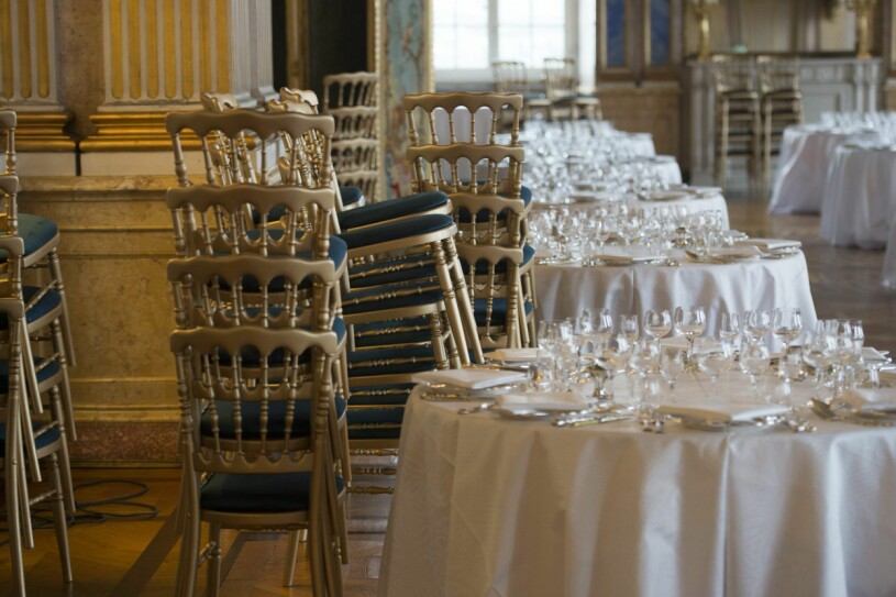 Att duka till en Sverigemiddag är ett stort projekt – förberedelserna pågår i flera dagar. Stolarna och dukningen vid Sverigemiddagen på Stockholms slott