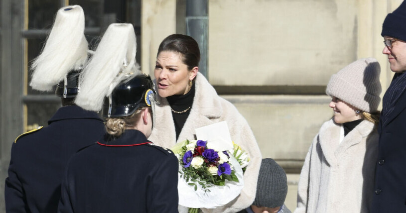 Arméns musikkår, högvakten och honnörsstyrkan överlämnar blommor till Kronprinsessan.