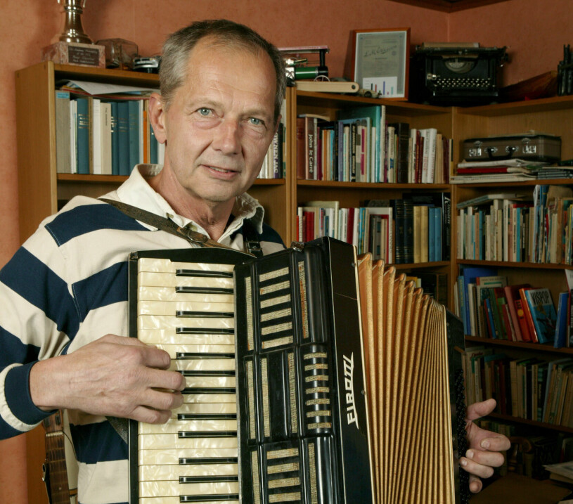 Livet leker och lirar för Bengt Alsterlind. Här står han med sitt dragspel. Bengt Alsterlind