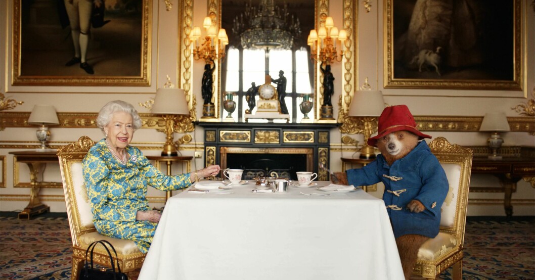 Drottning Elizabeth tillsammans med animerade björnen, Paddington. Drottning Elizabeth Paddington
