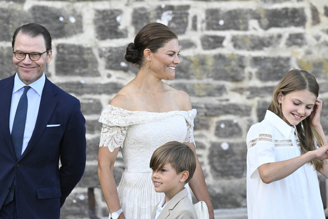 Prins Daniel, kronprinsessan Victoria, prins Oscar, prinsessan Estelle har anlänt till Borgholms slottsruin för Victoriakonserten och det fortsatta firandet av kronprinsessan Victorias födelsedag på Öland.