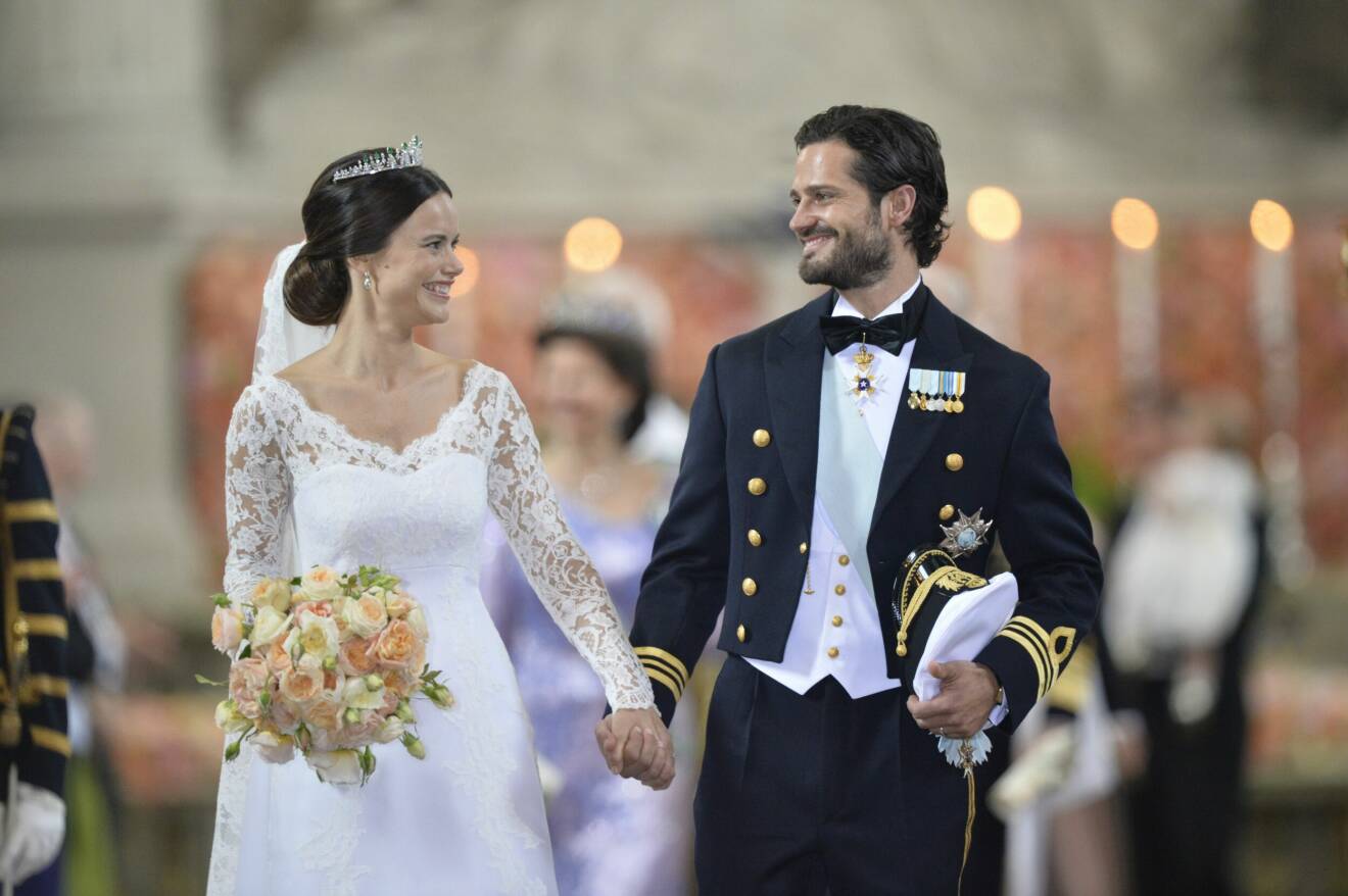 Prins Carl Philip och hans hustru Sofia efter bröllopet i Slottskyrkan.