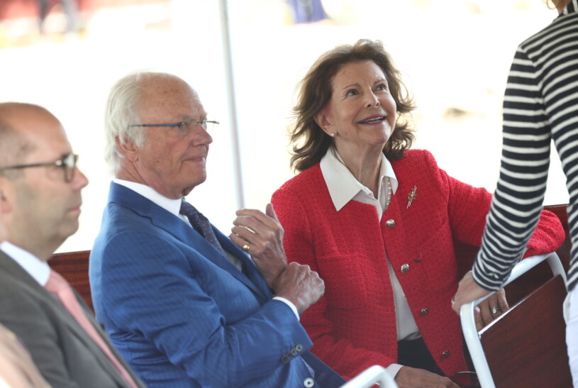 En leende drottning Silvia ombord M/B Stockholm vid Brunnby sluss.