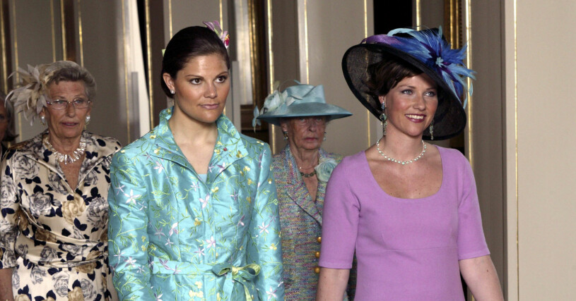Victoria och Märtha Louise anländer till Ingrid Alexandras dop tillsammans. kronprinsessan victoria prinsessan märtha louise