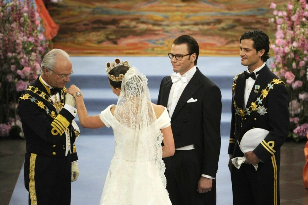 Här lämnar kungen över Victoria till Daniel. Här lämnar kungen över Victoria till Daniel.