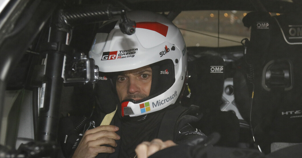Prins Carl Philip har fokus i blicken när han sitter i en rallybil. Prins Carl Philip
