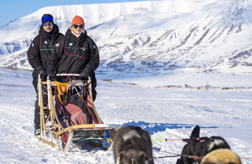 Paret passade på att ta en slädtur! Norges kronprinspar, Mette-Marit och Haakon