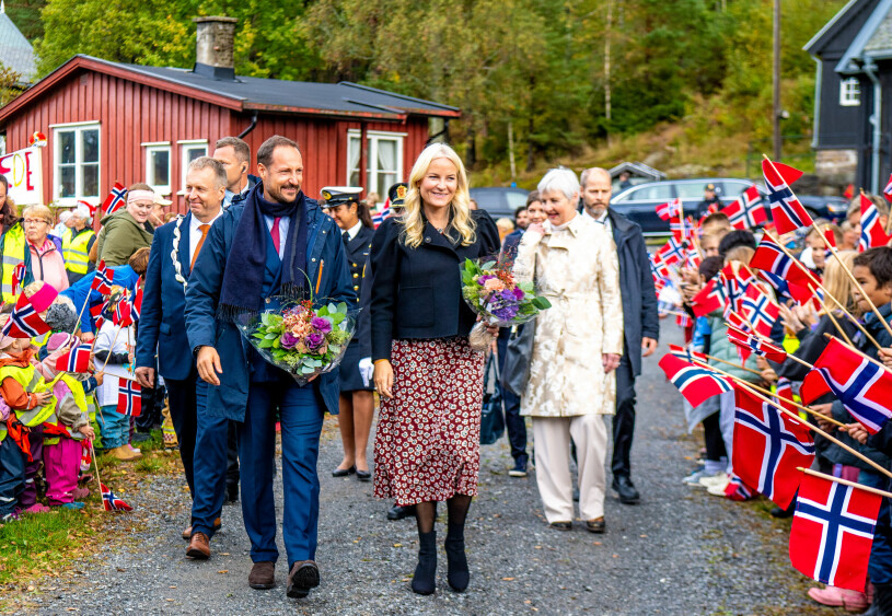 Så många barn, så mycket flaggor! Kronprinsessan Mette-Marit Kronprins Haakon Fylkestur Østfold
