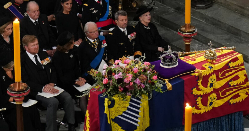Kungaparet satt närmast kistan under drottning Elizabets begravning. Kungaparet på drottning Elizabeths begravning