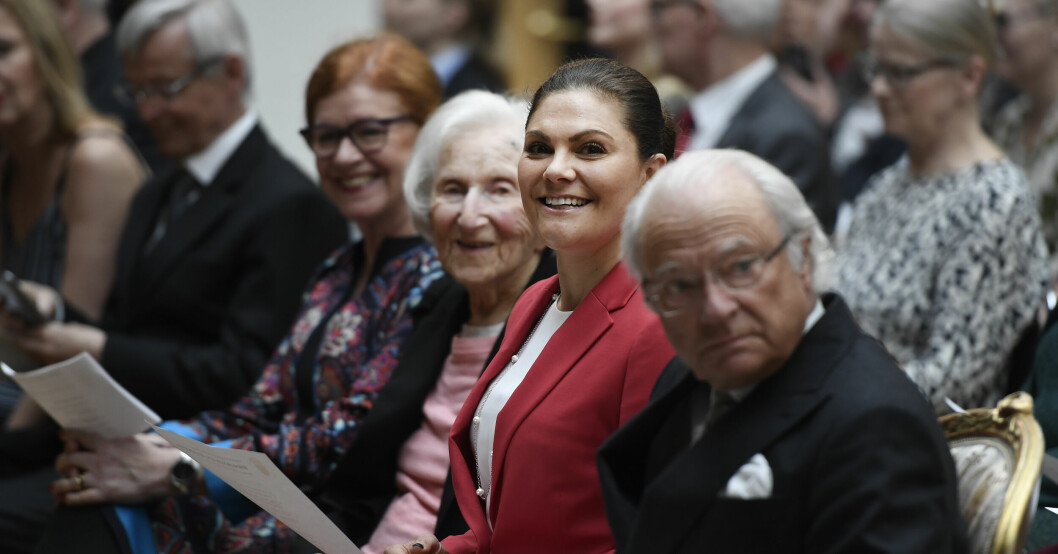 Kronprinsessan Victoria och kung Carl XVI Gustaf vid Riksarkivets 400-årsjubileum. På kronprinsessans högra sida ses Hédi Fried. Hédi Fried , kronprinsessan Victoria, kung Carl Gustaf