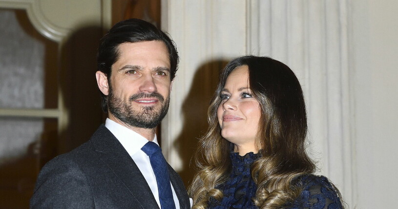 Prins Carl Philip föddes som kronprins men fick aldrig behålla titeln. 43 år senare är kung Carl Gustaf fortfarande besviken över beslutet. Prins Carl Philip och prinsessan Sofia