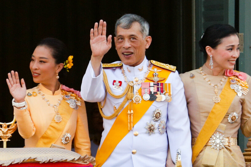 Kung Vajiralongkorn med sin äldsta dotter till vänster. Nu är hon kritiskt sjuk. Thailands kung Vajiralongkorn med sin dotter prinsessan Bajrakitiyabha och sin fru drottning Suthida