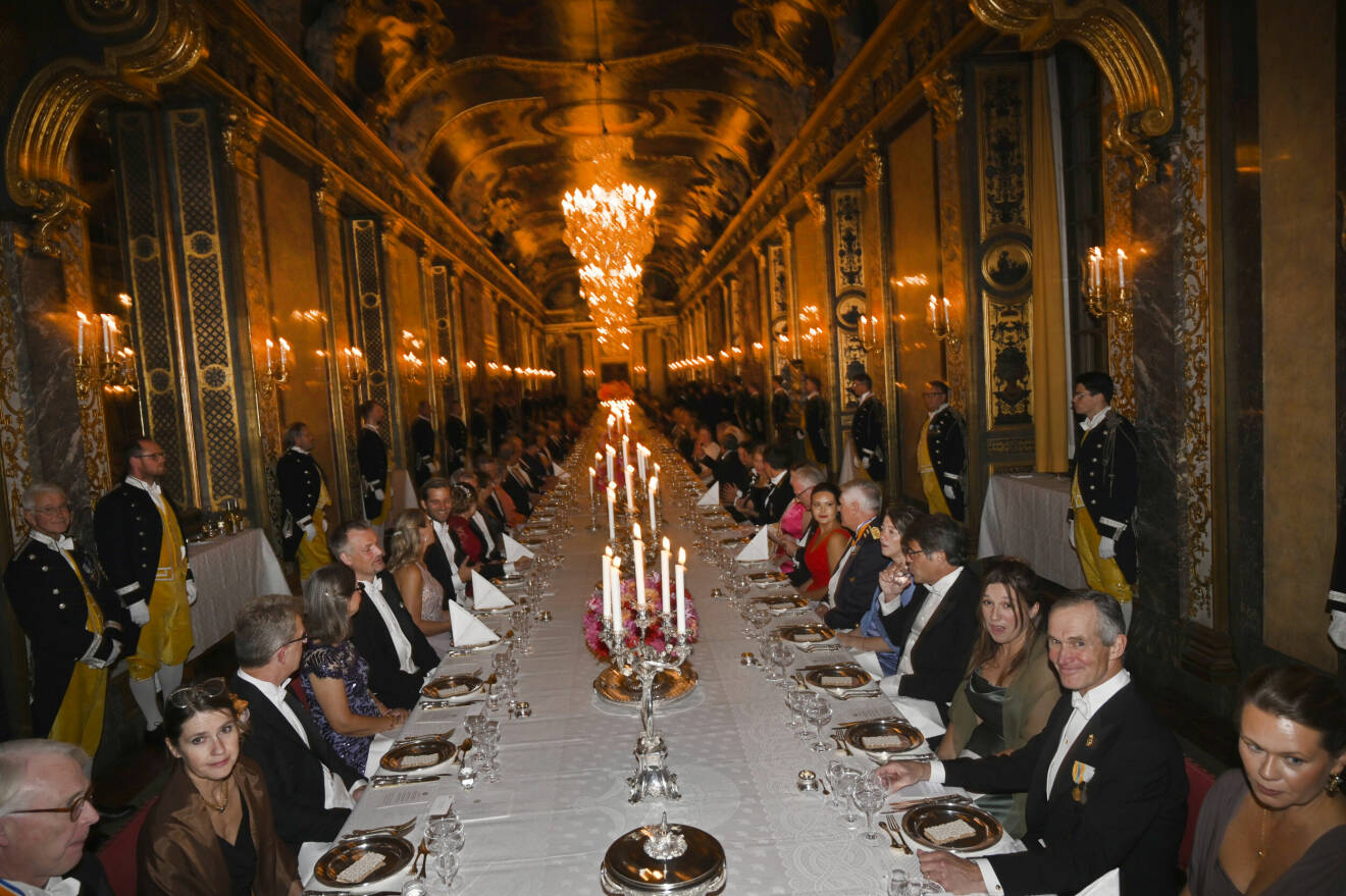 Gästerna vid bordet under en galamiddag på Stockholms slott