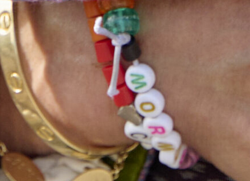 En charmig resårsnodd, bredvid det lyxiga armbandet från Cartier. Drottning Silvias armband med ordet mormor som något av barnbarnen gjort