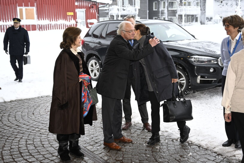 Kungen och Victoria kramades framför kamerorna! Kung Carl Gustaf, drottning Silvia och kronprinsessan Victoria anländer till Folk och Försvars rikskonferens i Sälen på söndagen.