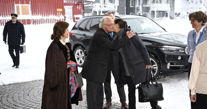 Drottning Silvia, kung Carl Gustaf och kronprinsessan Victoria är i Sälen på Folk och Försvars rikskonferens. Drottning Silvia, kung Carl Gustaf och kronprinsessan Victoria