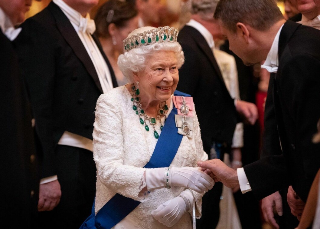 Drottning Elizabeth i sitt nya halsband. Drottning Elizabeth i sitt nya halsband.