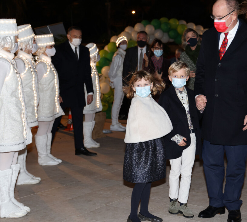 Monacotvillingarna på julshow med pappa Albert. Prins Jacques Prinsessan Gabriella Grimaldi Forum 2021