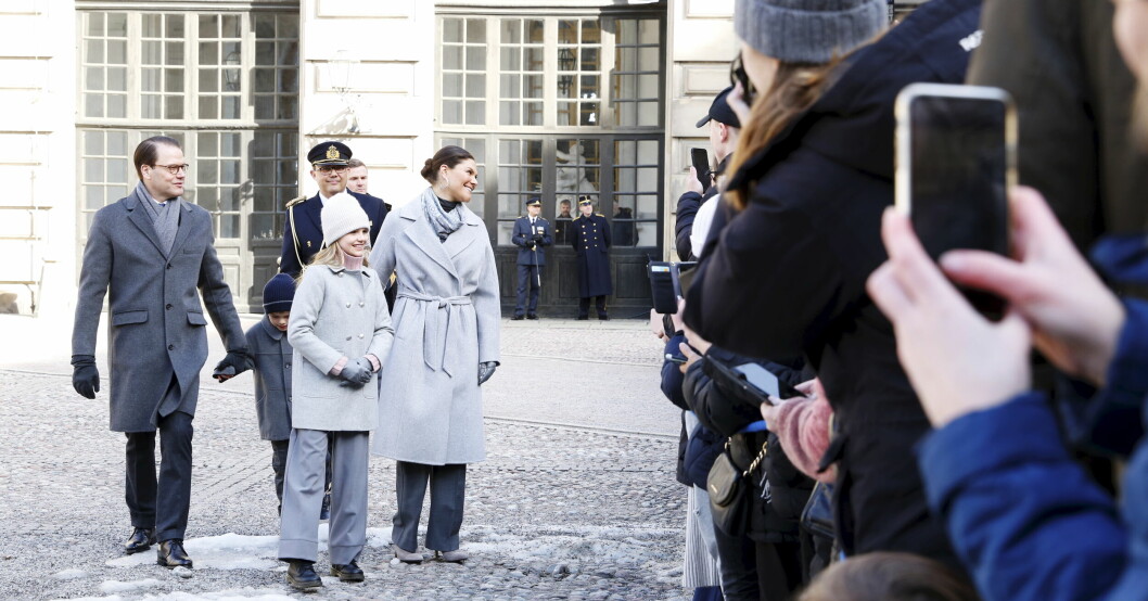 Victoria grattades av svenska folket! Prins Daniel, prins Oscar, prinsessan Estelle och prinsessan Victoria