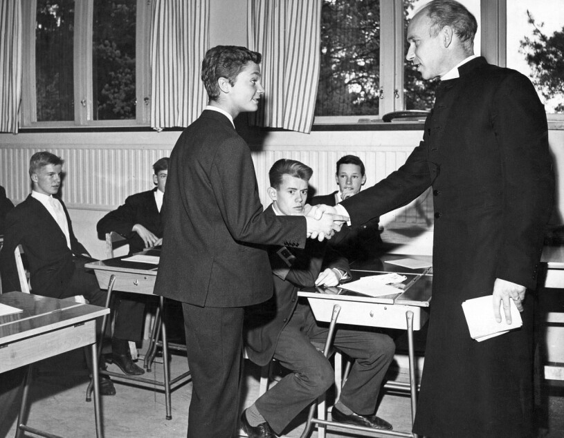 På grund av bristande kunskap kring dyslexi fick kungen inte rätt hjälp i skolan. Kronprins Carl Gustaf har gått ut sin sista klass i realskolan och fick sitt betyg från klass 4 a vid Sigtuna humanistiska läroverk av klassföreståndaren, pastor Olle Storm. Han fortsätter i Sigtuna till hösten i första ringen av det fyraåriga realgymnasiet.