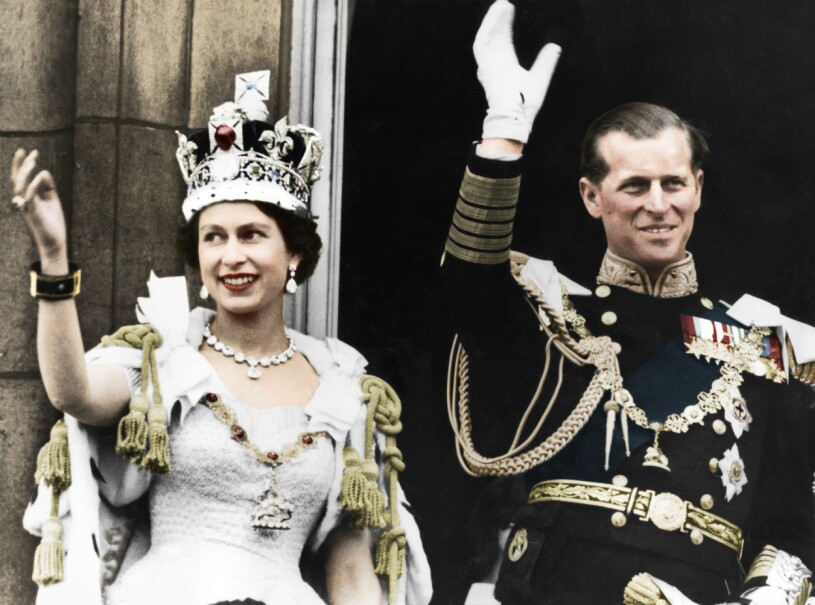 27-åriga drottning Elizabeth, nykrönt till drottning. Till höger prins Philip. Drottning Elizabeth vid kröningen med prins Philip
