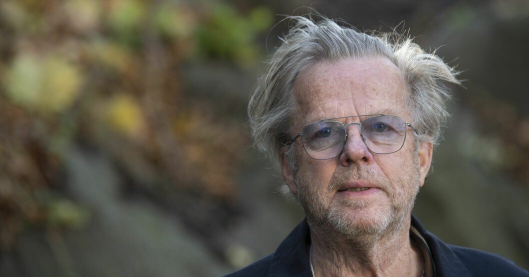 Krister Henriksson är en av Sveriges största skådespelare och har bland annat belönats med Guldbaggen för bästa manliga huvudroll i filmen Veranda för en tenor. Krister Henriksson