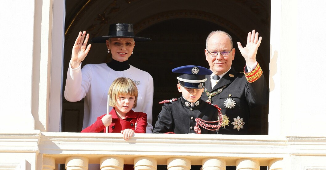 Furstinnan Charlene, furst Albert och tvillingarna Jacques och Gabriella. Furstinnan Charlene, furst Albert och tvillingarna Jacques och Gabriella