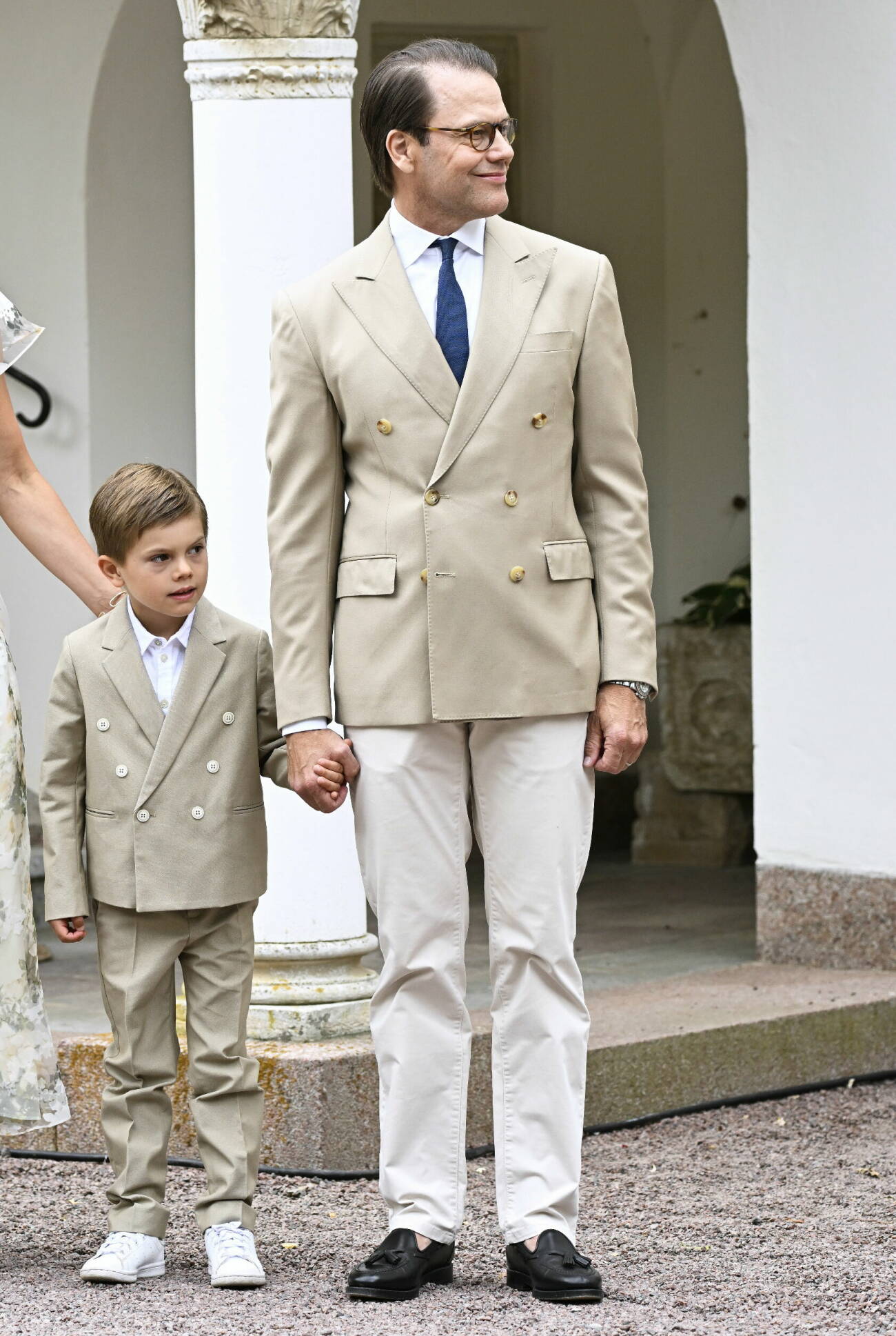Prins Oscar och prins Daniel i matchande kostymer
