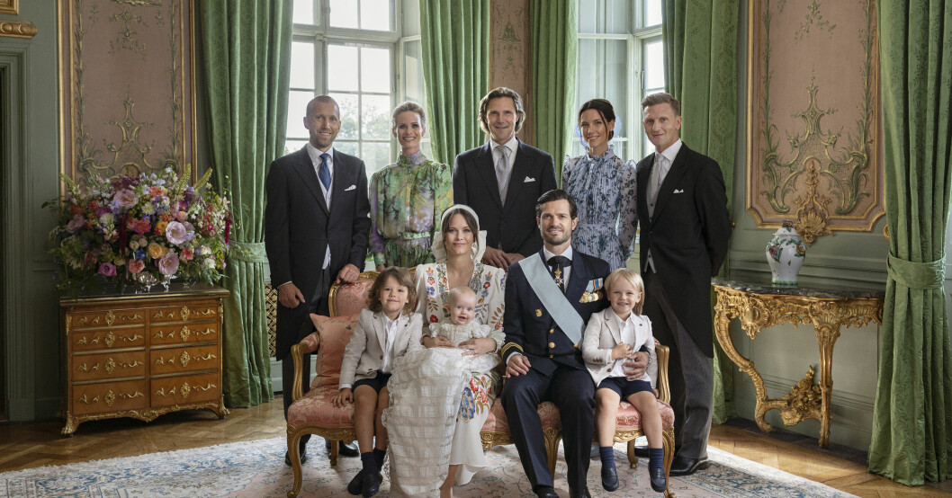 Lördagen den 14 augusti 2021 döptes Prins Julian, hertig av Halland, i Drottningholms slottskyrka. Prins Julian omgiven av sin familj och sina faddrar, fr. v.: herr Jacob Högfeldt, fröken Frida Vesterberg, herr Patrick Sommerlath samt fru Stina Andersson och herr Johan Andersson. Sittande: Prins Alexander, Prinsessan Sofia, Prins Julian, Prins Carl Philip och Prins Gabriel.