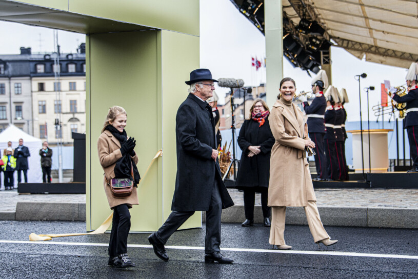 Stora tjejen på kungligt uppdrag med morfar kungen och mamma Victoria! Prinsessan Estelle, kung Carl XVI Gustaf, kronprinsessan Victoria Invigning av Slussbron, eller Guldbron som den kallas i folkmun. 2020