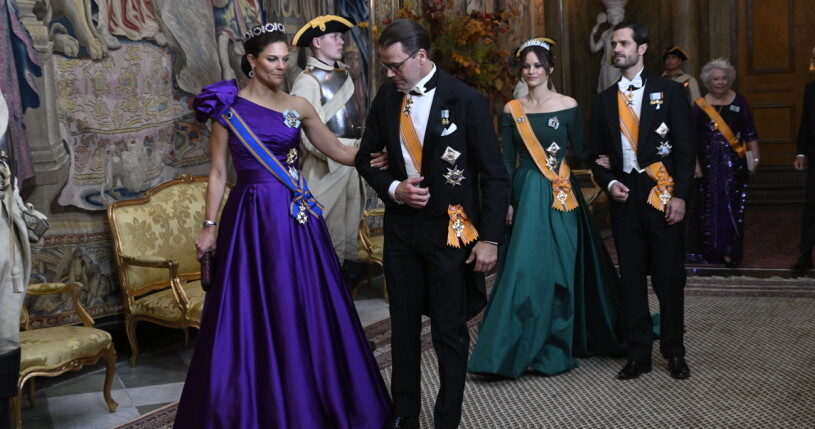 Kronprinsessan Victoria, prins Daniel, prinsessan Sofia och prins Carl Philip anländer till galamiddagen på Kungliga slottet för det nederländska kungaparet som besöker Sverige under tre dagar. Kronprinsessan Victoria och prins Daniel.