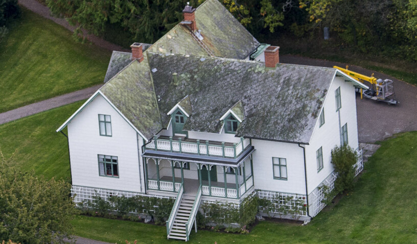 Kavaljershuset, eller eller rätt och slätt Kavaljeren. En klassisk sekelskiftesidyll byggd 1902 som ligger granne med slottets fruktträdgård. Kavaljershuset Kavaljeren Solliden Sollidens slott
