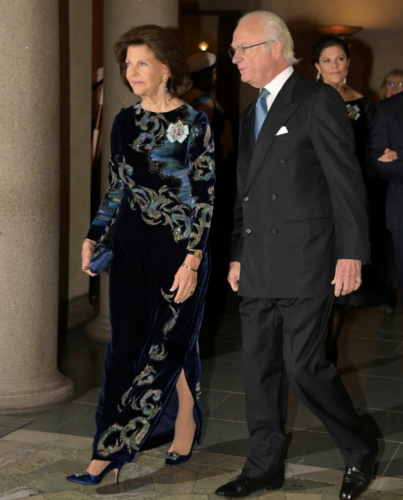 Drottning Silvia i 2021 års Nobellook. Drottning Silvia klänning Nobel 2021 mörkblå mönstrad sammet