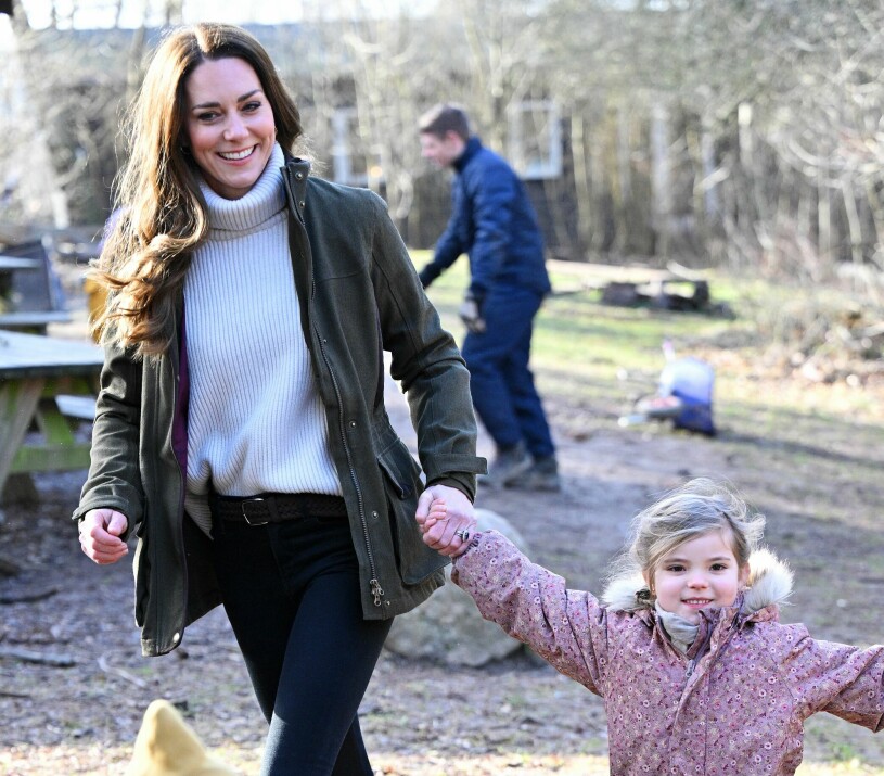 ...och hon var tidigt uppe i morse. Före det kungliga supertoppmötet hann Kate besöka förskolan Stenörten, ett danskt föris av lite samma Ur och skur-typ som prinsessan Estelle gick på en gång i tiden. Kate i Köpenhamn besöker förskolan Stenurten