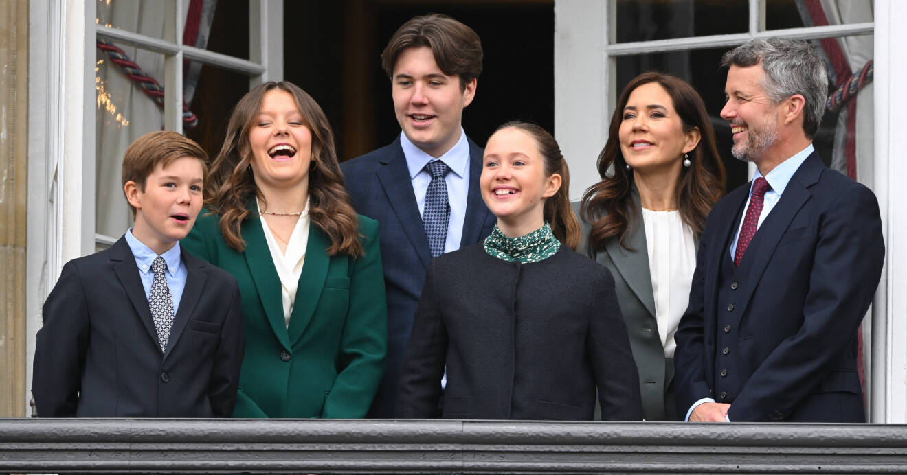 Kronprins Frederik, prins Christian, kronprinsessan Mary, prinsessan Isabella, prins Vincent och prinsessan Josephine poserar på en balkong