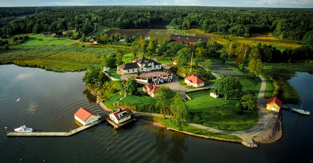Wallenbergfamiljens gods Breviks gård ligger på andra Brevikssundet från Victorias och Daniels nya fastighet. Wallenbergfamiljens gods Breviks gård
