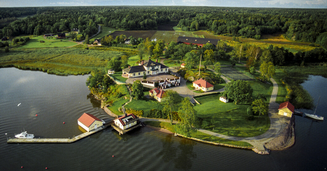 Wallenbergfamiljens gods Breviks gård ligger på andra sidan Brevikssundet.