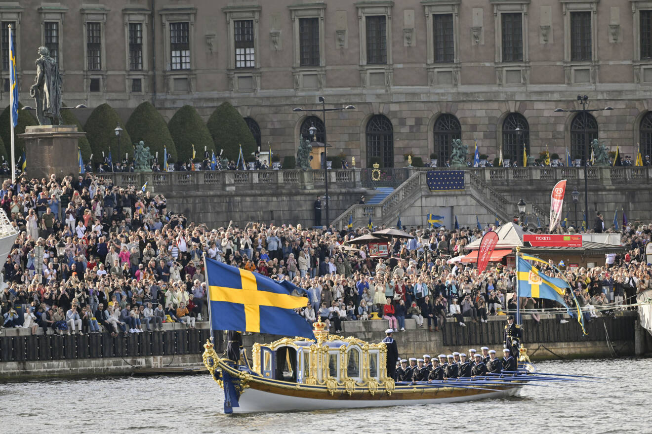 Kung Carl Gustaf och drottning Silvia i den kungliga slupen, Vasaordern, efter kortege med häst och vagn genom centrala Stockholm under lördagen i samband med kung Carl XVI Gustafs 50-årsjubileum på tronen.