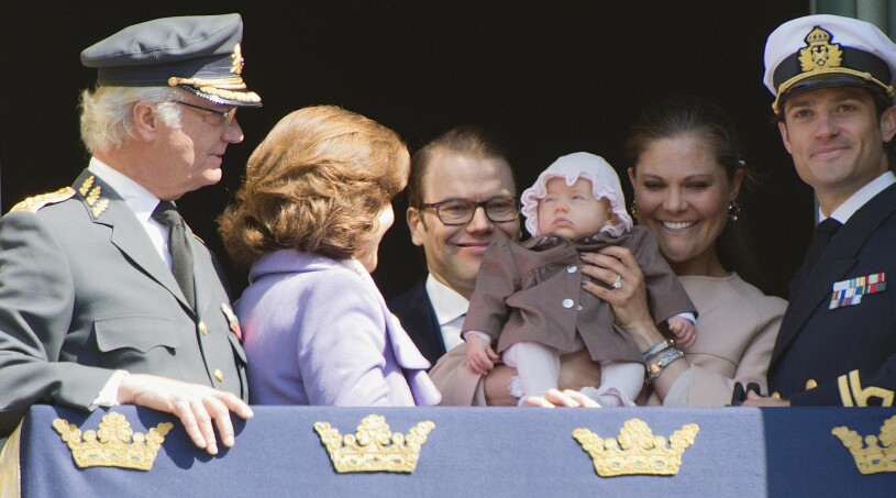Estelle firade morfar kungen, klädd i Baby Dior. Prinsessan Estelle Kungafamiljen på slottsbalkongen Kungens födelsedag 2012